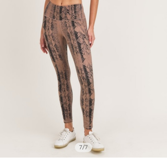 Leggings and Sports Bra set- Mono B Snake Print - Picture 5 of 5
